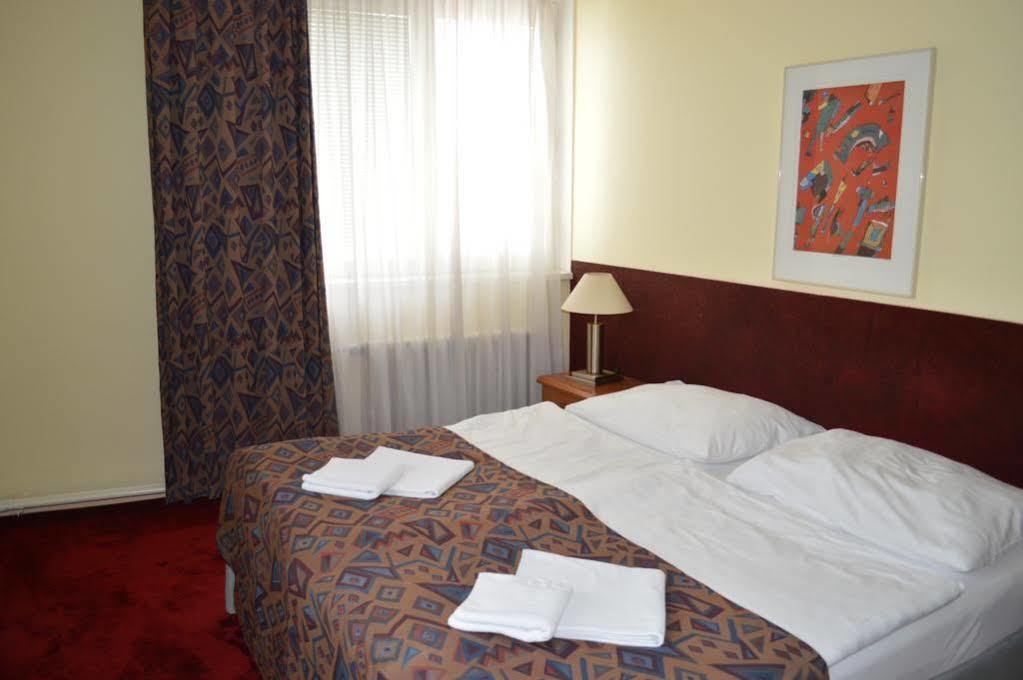 A Plus Hotel & Hostel Прага Екстериор снимка