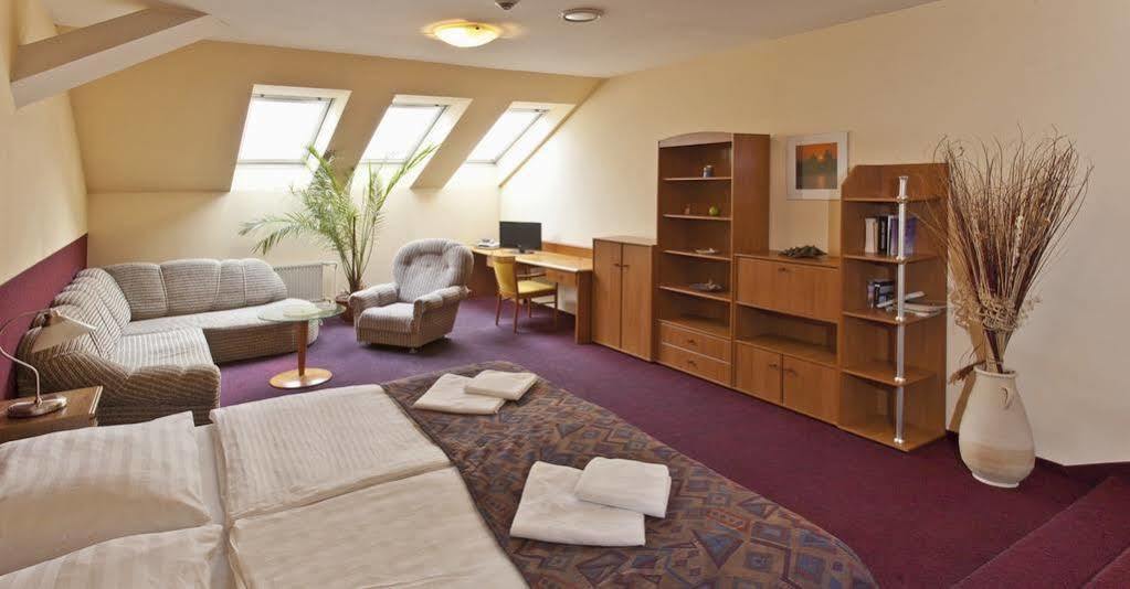 A Plus Hotel & Hostel Прага Екстериор снимка